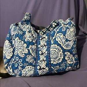 VERA BRADLEY “Blue Lagoon” hobo bag in quilted cotton. Magnetic top closure.